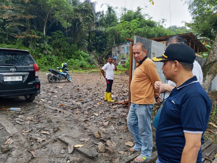 mengecek IMB dan menyampaikan untuk menjaga kebersihan jalan pintu keluar masuk mobil mengangkut material pembangunan ruko Jl. Sultan Alimuddin.