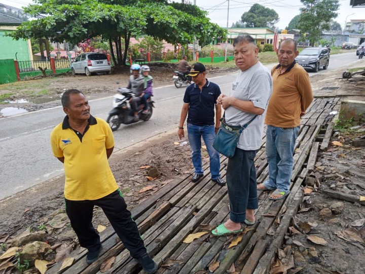 mengecek IMB dan menyampaikan untuk menjaga kebersihan jalan pintu keluar masuk mobil mengangkut material pembangunan ruko Jl. Sultan Alimuddin.