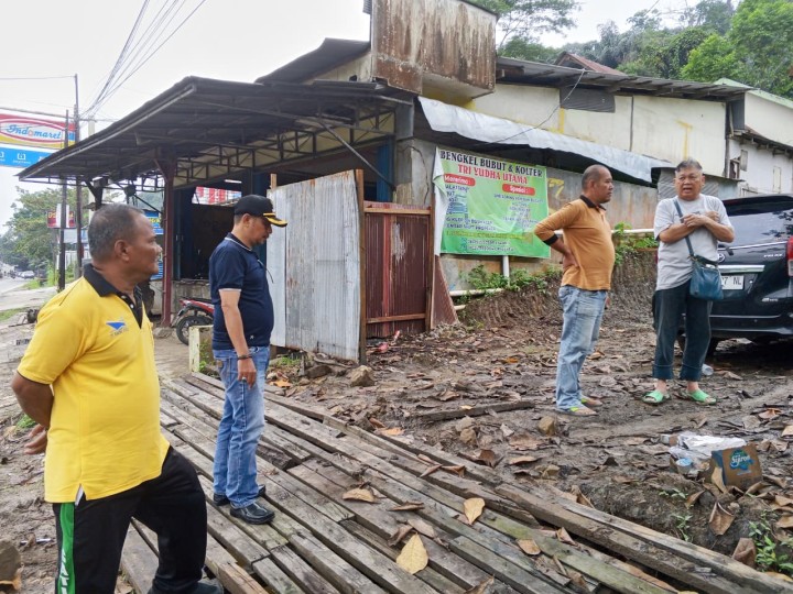 mengecek IMB dan menyampaikan untuk menjaga kebersihan jalan pintu keluar masuk mobil mengangkut material pembangunan ruko Jl. Sultan Alimuddin.