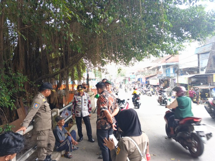 Lurah Sungai Dama Bersama Kasi Pemerintahan Kecamatan Samarinda Ilir dan Satpol PP Tertibkan Gepeng (Gelandang/Pengemis) di Kolong Jembatan S
