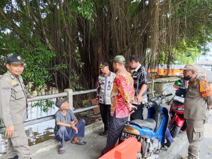 Lurah Sungai Dama Bersama Kasi Pemerintahan Kecamatan Samarinda Ilir dan Satpol PP Tertibkan Gepeng (Gelandang/Pengemis) di Kolong Jembatan S
