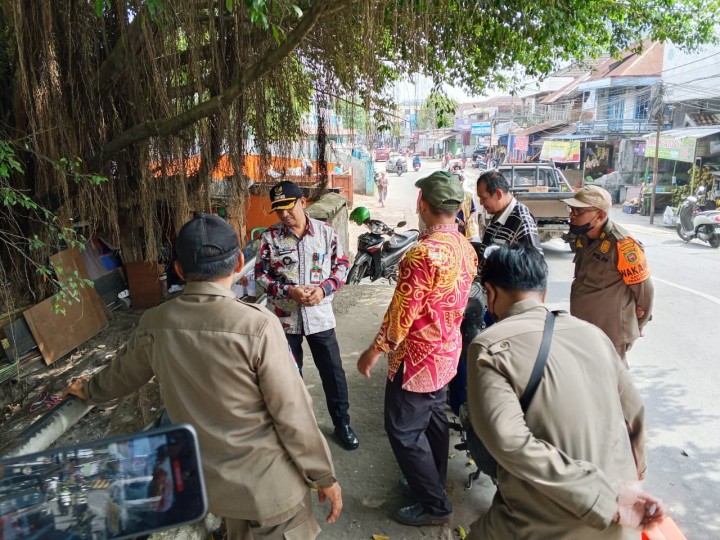 Lurah Sungai Dama Bersama Kasi Pemerintahan Kecamatan Samarinda Ilir dan Satpol PP Tertibkan Gepeng (Gelandang/Pengemis) di Kolong Jembatan S