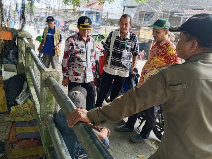 Lurah Sungai Dama Bersama Kasi Pemerintahan Kecamatan Samarinda Ilir dan Satpol PP Tertibkan Gepeng (Gelandang/Pengemis) di Kolong Jembatan S