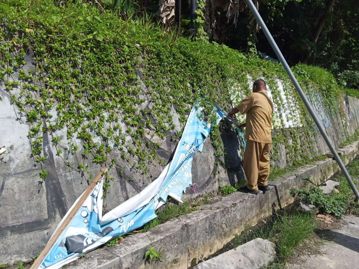 Lurah Sungai Dama Bersama Staf Lakukan Monitoring TPS dan Penertiban Spanduk Kedaluwarsa