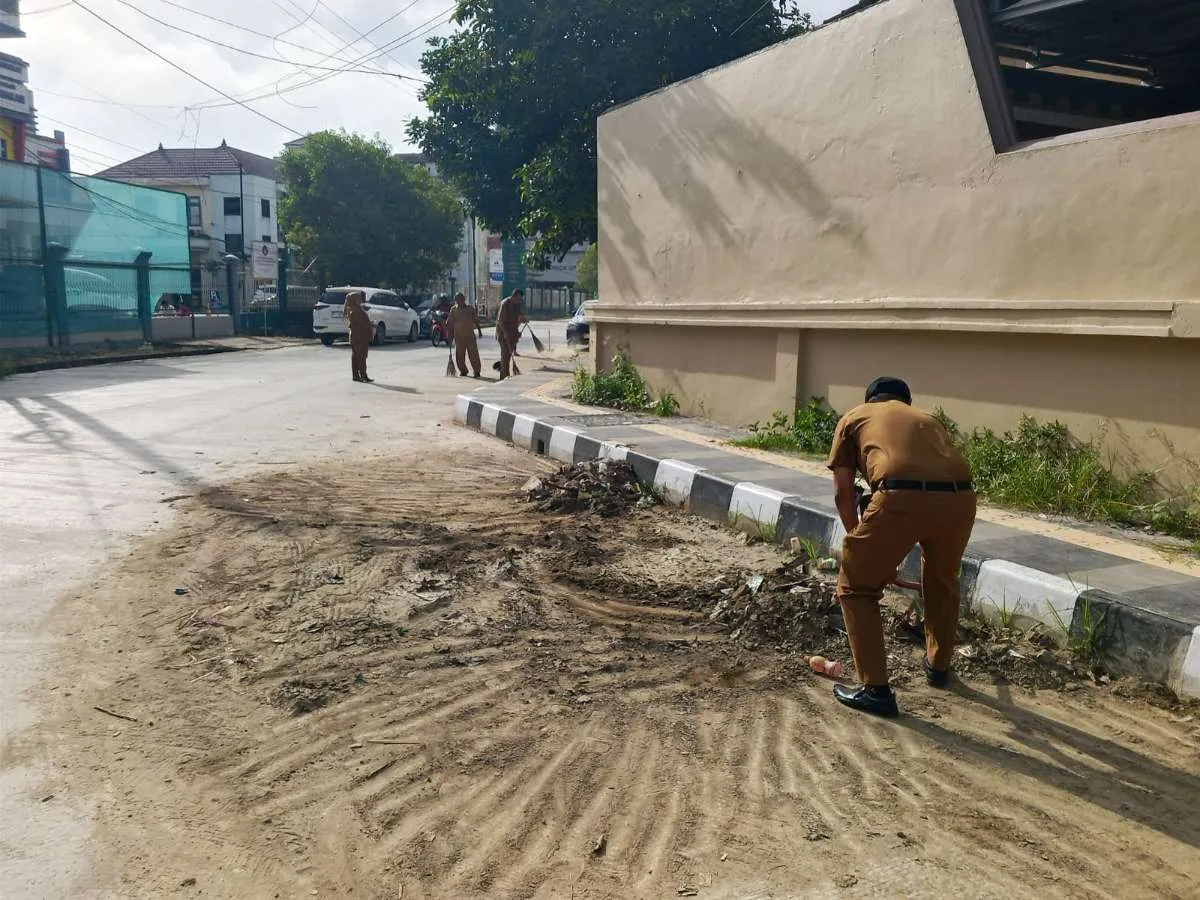 Kelurahan Sungai Dama Gelar Gotong Royong Bersihkan Lingkungan di Jalan Kakap