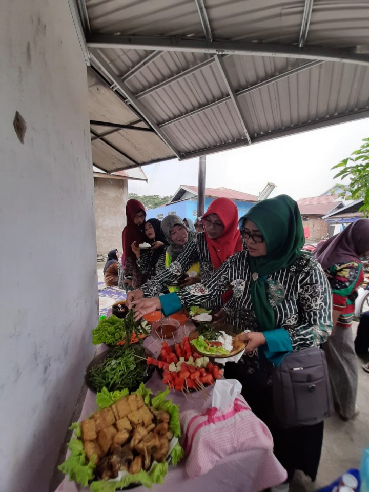 Makan buah dan sayur dalam rangka promosi germas di Posyandu teratai putih