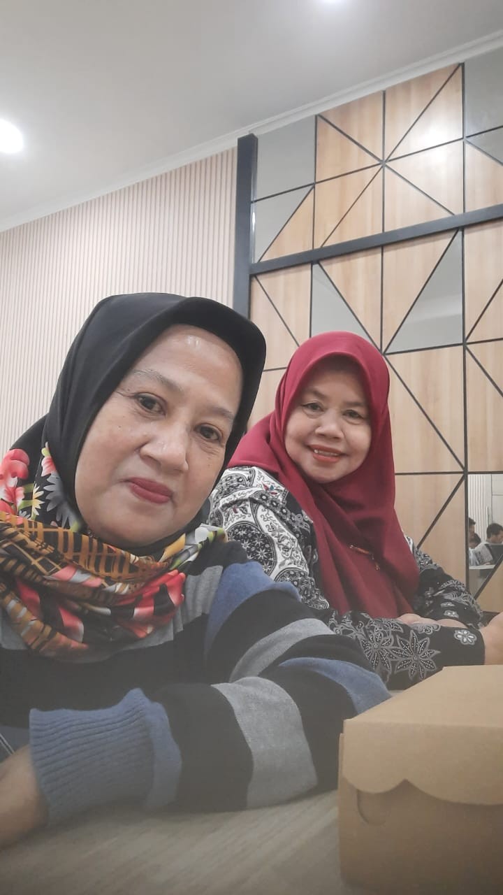 Penyerahan perlengkapan secara simbolis oleh orang tua asuh kepada peserta didik binaan program aksi Perubahan Gerakan Pendidikan Setara Untuk Semua