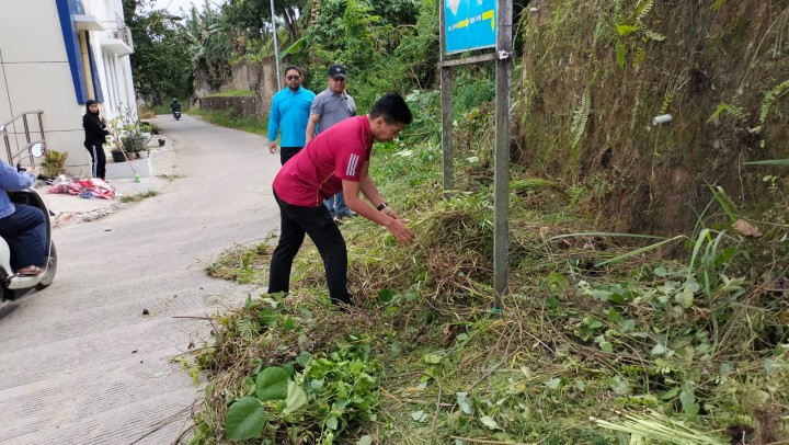 Gotong Royong di halaman Kantor Kelurahan Sungai Keledang