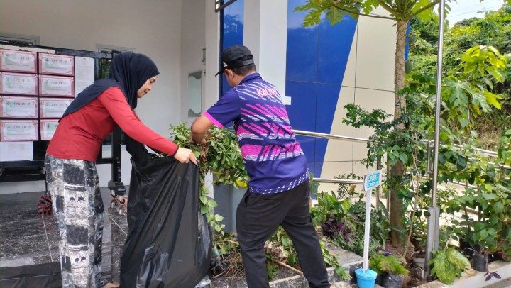 Gotong Royong di halaman Kantor Kelurahan Sungai Keledang