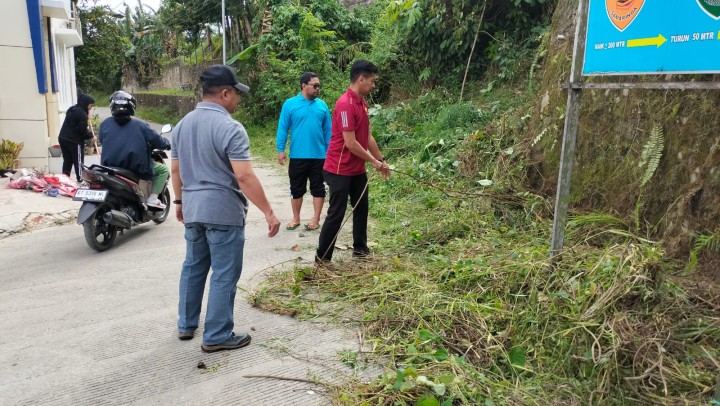 Gotong Royong di halaman Kantor Kelurahan Sungai Keledang