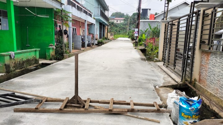monitoring lokasi longsor di Perumahan Keledang Mas Baru RT 19 & RT 20 & progres semenisasi peningkatan jalan lingkungan di Reel 13 RT 25