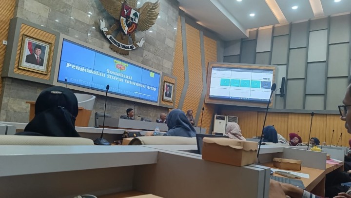 Sosialisasi pengenalan digitalisasi kearsipan melalui sistem informasi layanan arsip (silayar).