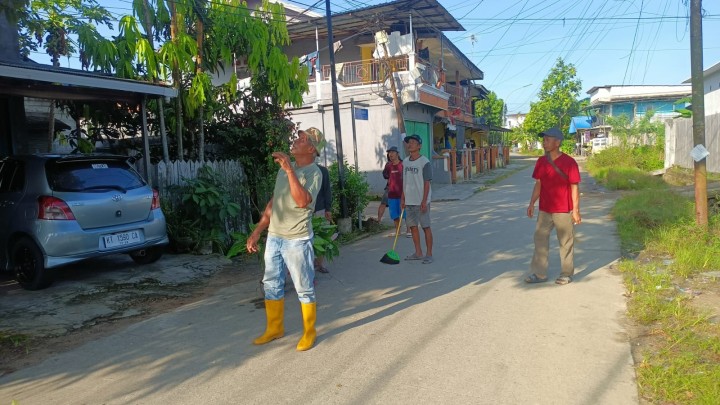 Gotong Royong Warga Sungai Keledang