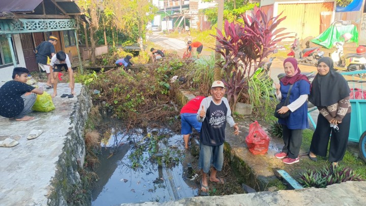 Gotong Royong Warga Sungai Keledang