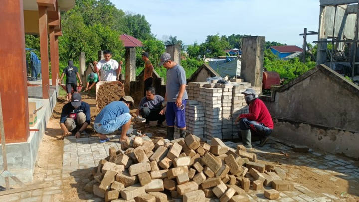 Gotong Royong Warga Sungai Keledang