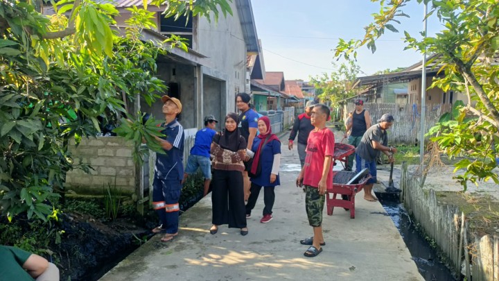 Gotong Royong Warga Sungai Keledang