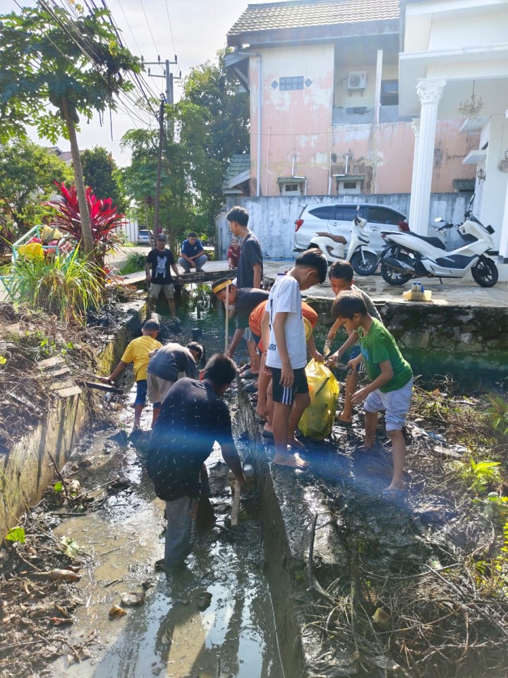 Gotong Royong Warga Sungai Keledang
