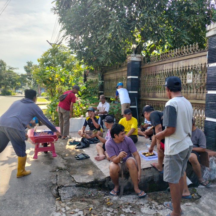 Gotong Royong Warga Sungai Keledang