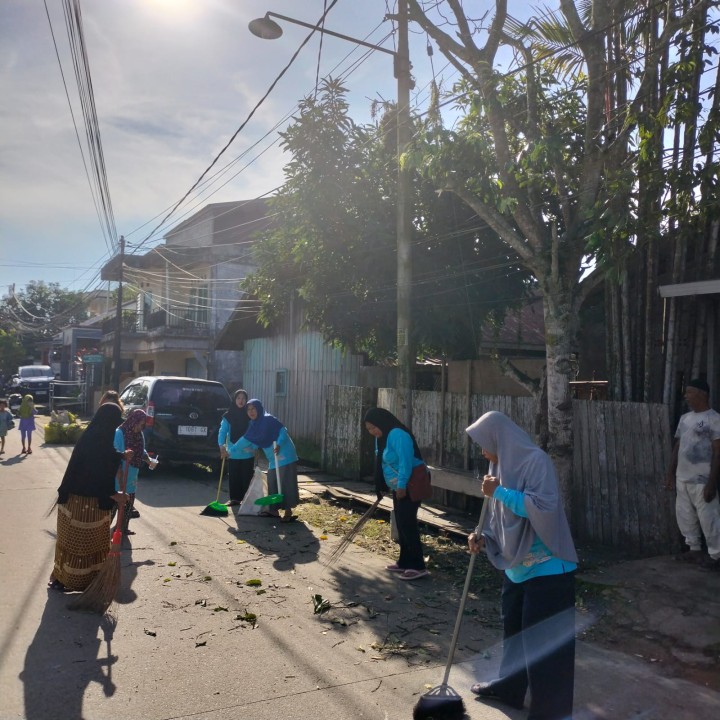Gotong Royong Warga Sungai Keledang