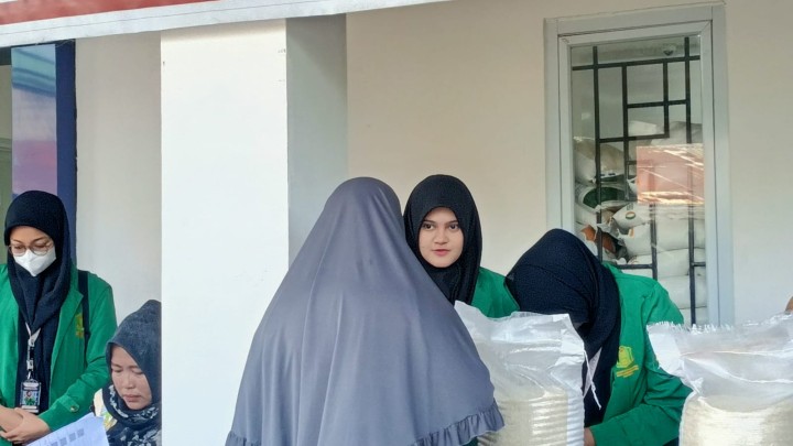Distribusi Beras Bersama Mahasiswa KKN UINSI || Senin, 21 Juli 2025