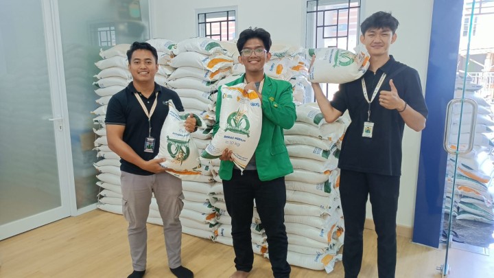 Distribusi Beras Bersama Mahasiswa KKN UINSI || Senin, 21 Juli 2025