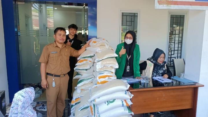 Distribusi Beras Bersama Mahasiswa KKN UINSI || Senin, 21 Juli 2025