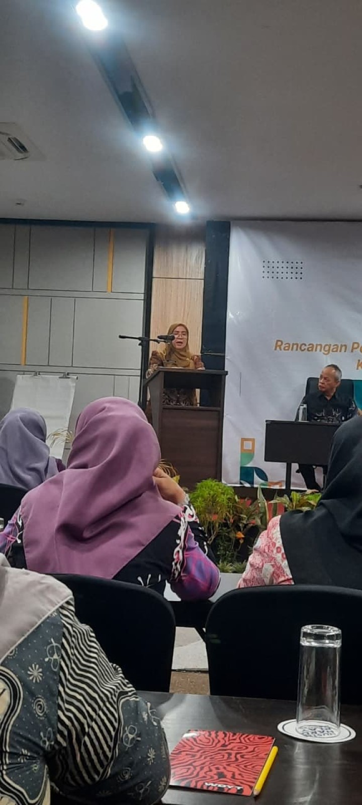 Uji Publik Rancangan Penyusunan Peta Jalan Pembangunan Kependudukan Kota Samarinda 2025–2029 || Kamis, 04 Desember 2025