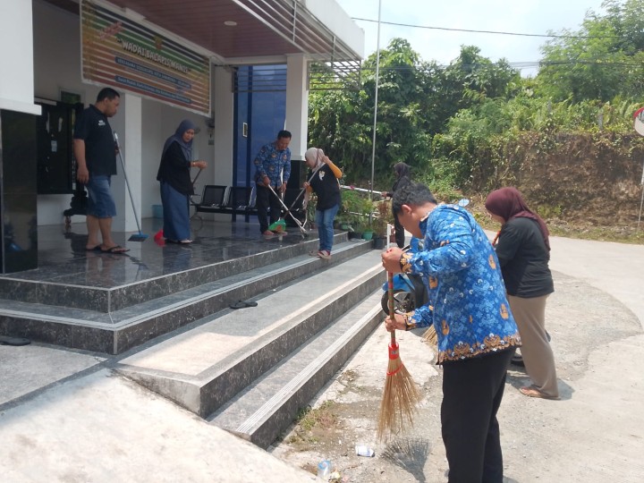 Gotong Royong Pegawai Kelurahan Sungai Keledang || Jum’at, 17 April 2026