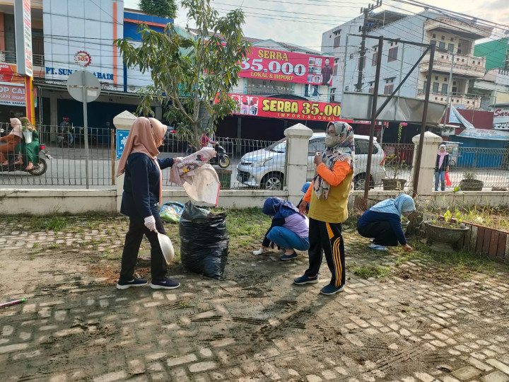Gotong Royong di Puskesmas Wonorejo bersama Kel. TLU Jum'at, 22 Sept 2023