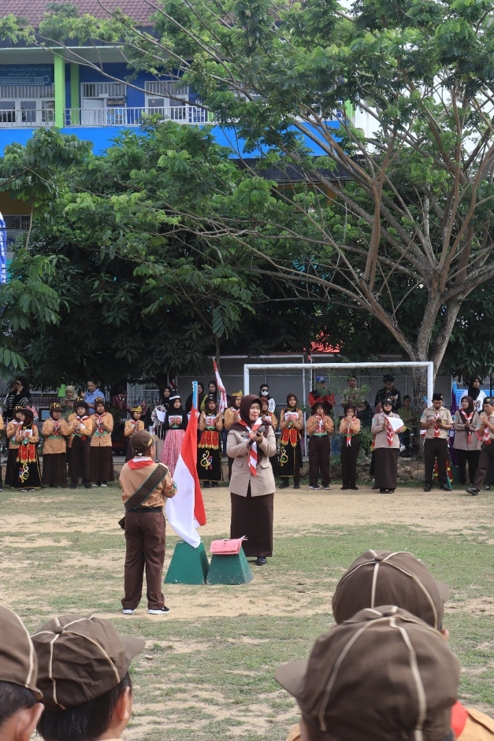 Camat Sungai Kunjang menjadi Pembina Apel pada Kegiatan Peringatan Semarak Siaga Pramuka Tahun 2023 se-Kota Samarinda di Kecamatan Sungai Kunjang yang berlokasi di SD Al-Azhar Kelurahan Loa Bakung, Minggu, 10 Sept 2023