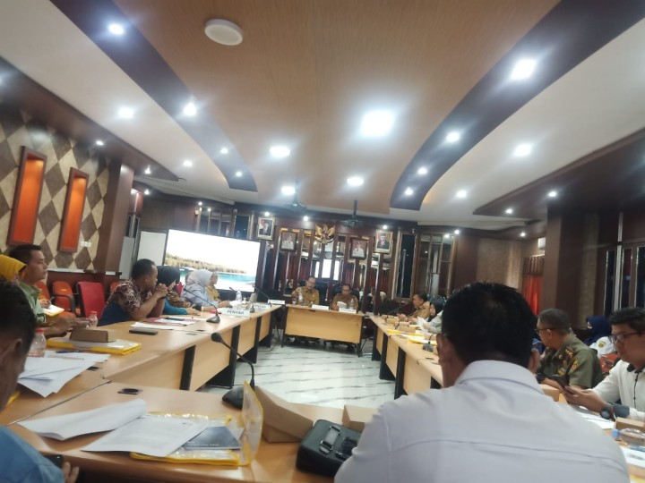 Kasi Kesra mewakili Camat Sungai Kunjang menghadiri Undangan Pembukaan Expose Final Report Penyusunan Policy Brief Tentang Upaya Pencegahan Kekerasan terhadap Anak dan Perempuan  di Kota Samarinda dan Urgensi Evaluasi Peraturan Daerah Kota Samarinda Dalam Konteks Kekinian pada Senin tanggal 20-5-2024 pukul 09.00 wita s.d Selesai bertempat di Ruang Rapat Bapperida Jln Dahlia no 81 Samarinda