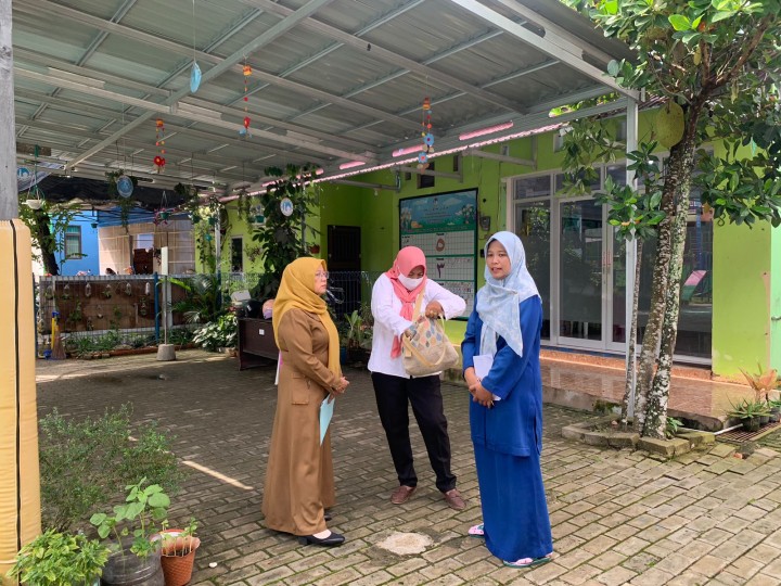Kasi Kesra Kecamatan bersama Kasi LH, PKK Kecamatan, dan anggota Pimpus Loa Bakung Melaksanakan Kegiatan Pembinaan UKS TK/KB Al Azhar Loa Bakung pada Senin 20 Mei 2024 pukul 09.00 wita s.d Selesai