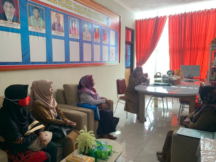 Kasi Kesra dan Timnya mewakili Camat Sungai Kunjang menghadiri dan melaksanakan Kegiatan Pembinaan Stratifikasi UKS/M di SMPN 38 Kelurahan Lok Bahu Kecamatan Sungai Kunjang  pada Selasa tanggal 21-5-2024 pukul 08.30 wita s.d Selesai