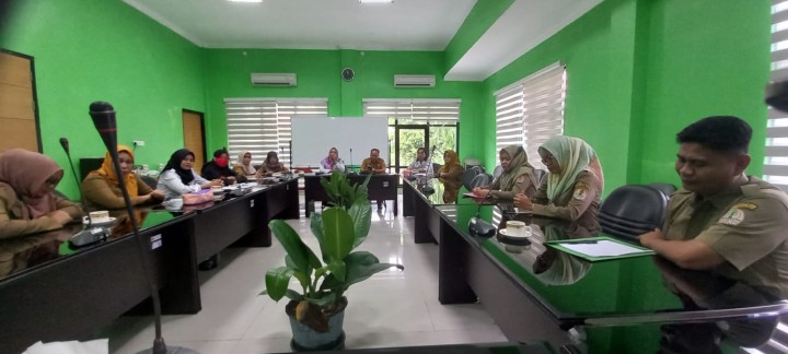 Camat Sungai Kunjang memberikan Sambutan pada saat  Kasi Kesra Kecamatan dan Timnya Melaksanakan Kegiatan  Peninjauan/Pembinaan Stratifikasi  UKS/M Sekolah SMK Kehutanan jln Untung Suropati pada Selasa tanggal 21-06-2023  pukul 11.30 wita s.d Selesai