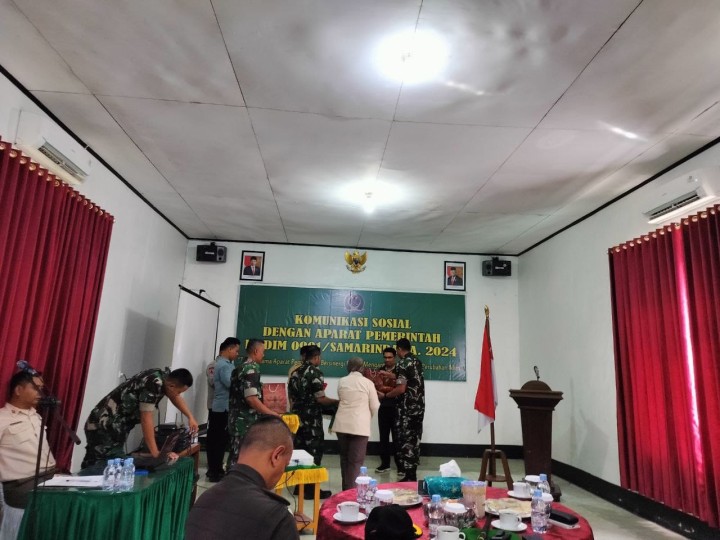 Sekcam mewakili Camat Sungai Kunjang menghadiri Acara Komunikasi Sosial dengan Aparat Pemerintah yang diselenggarakan Kodim 0901/Samarinda TA 2024 di Aula Denbekang Jalan Awang Long Samarinda
