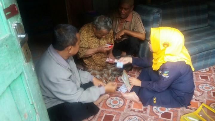 Pemberian bantuan  untuk Lansia Miskin