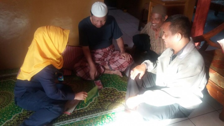 Pemberian bantuan  untuk Lansia Miskin