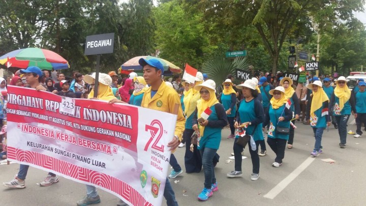 Mengikuti pawai Pembangunan Tahun 2017