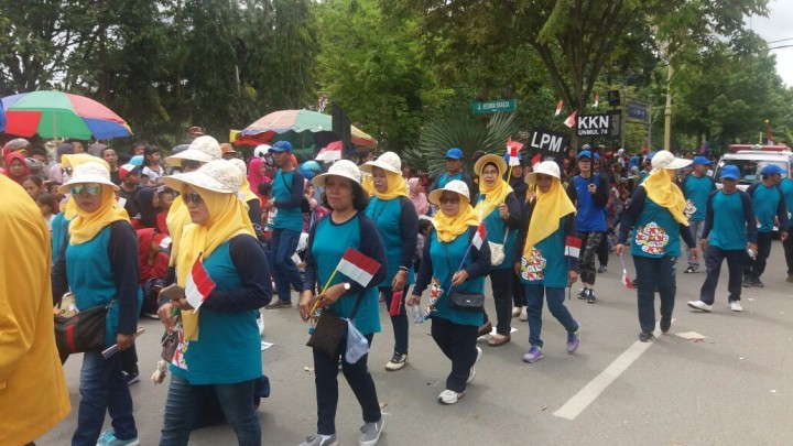 Mengikuti pawai Pembangunan Tahun 2017