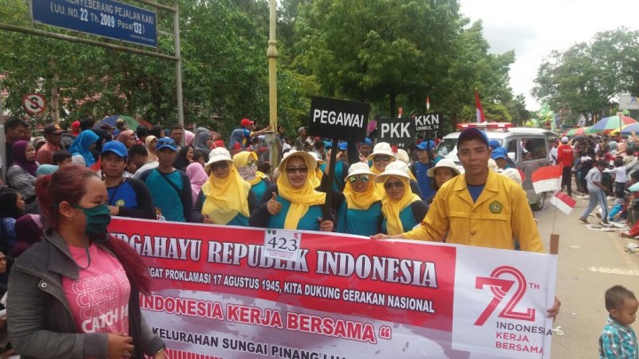 Mengikuti pawai Pembangunan Tahun 2017