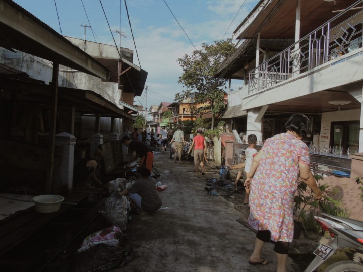 Kegiatan Gotong Royong RT 21 sd 25 dan 38 bersama Mahasiswa KKN