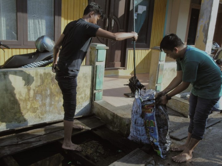 Kegiatan Gotong Royong RT 21 sd 25 dan 38 bersama Mahasiswa KKN