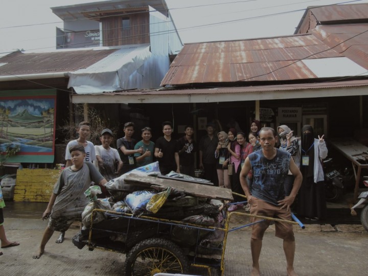 Kegiatan Gotong Royong RT 21 sd 25 dan 38 bersama Mahasiswa KKN