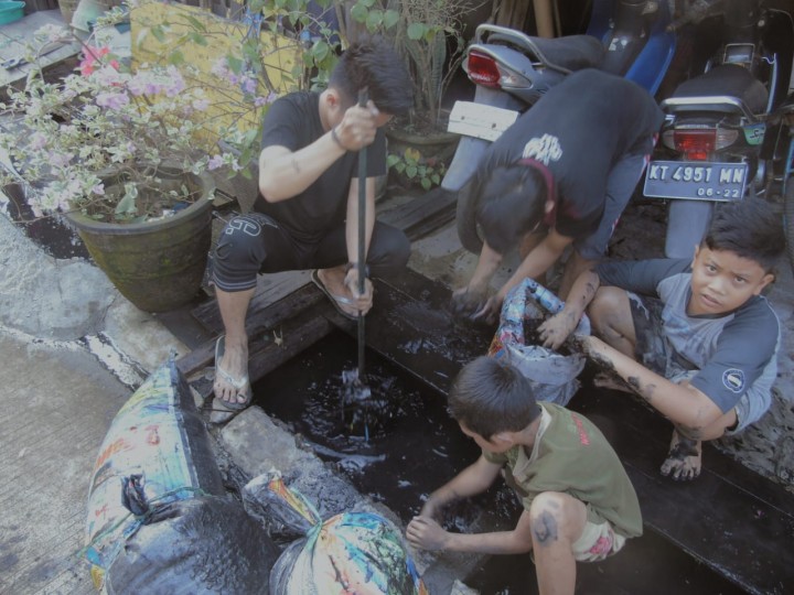 Kegiatan Gotong Royong RT 21 sd 25 dan 38 bersama Mahasiswa KKN