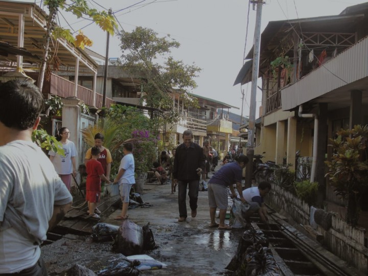 Kegiatan Gotong Royong RT 21 sd 25 dan 38 bersama Mahasiswa KKN