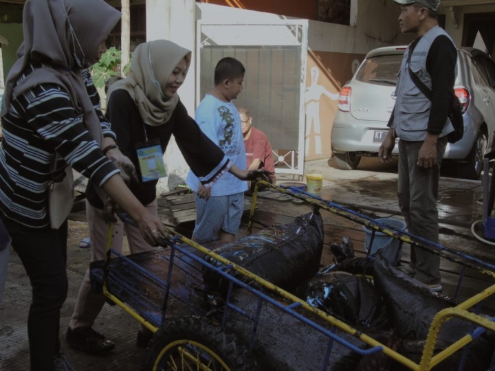 Kegiatan Gotong Royong RT 21 sd 25 dan 38 bersama Mahasiswa KKN