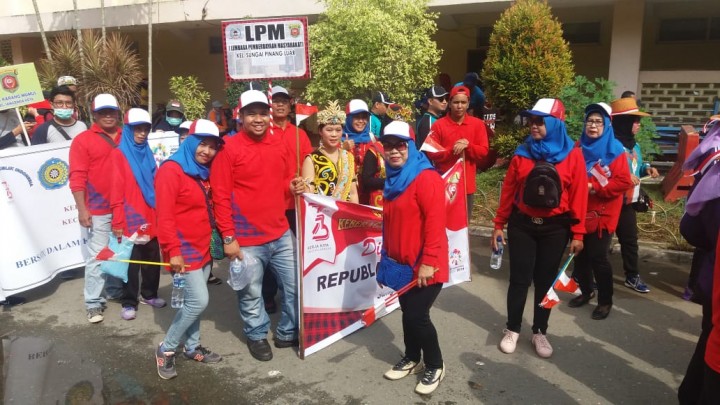 mengikuti pawai pembangunan HUT Kemerdekaan RI ke 73