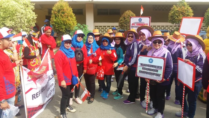mengikuti pawai pembangunan HUT Kemerdekaan RI ke 73