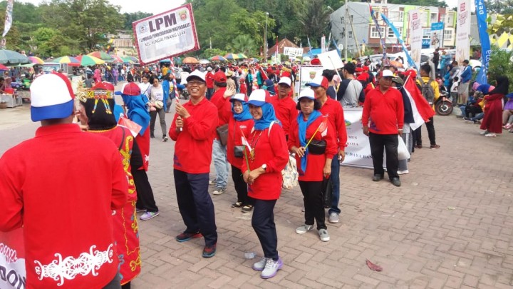 mengikuti pawai pembangunan HUT Kemerdekaan RI ke 73