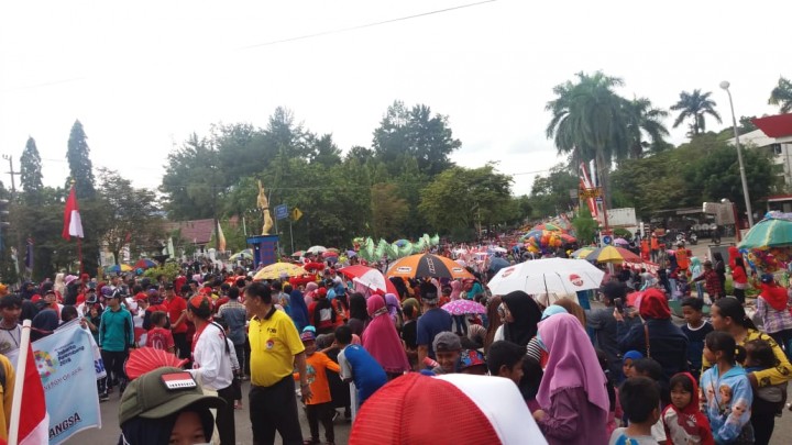 mengikuti pawai pembangunan HUT Kemerdekaan RI ke 73